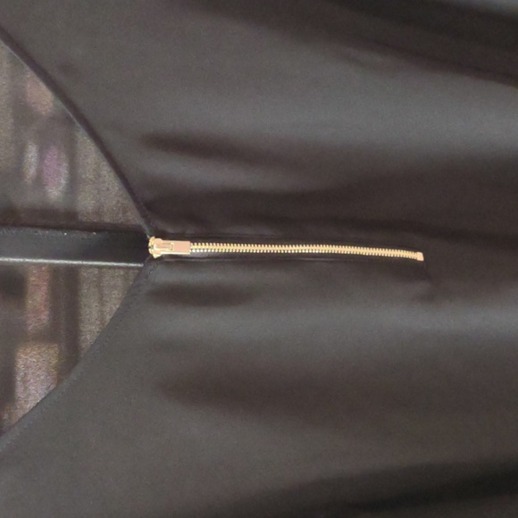 Bold Elements Cut to Curve Blouse - Picture 2 of 4